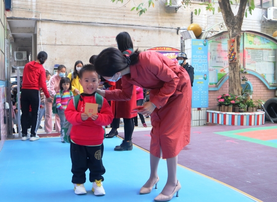 4.收到大紅包（向陽(yáng)花幼兒園）.jpg