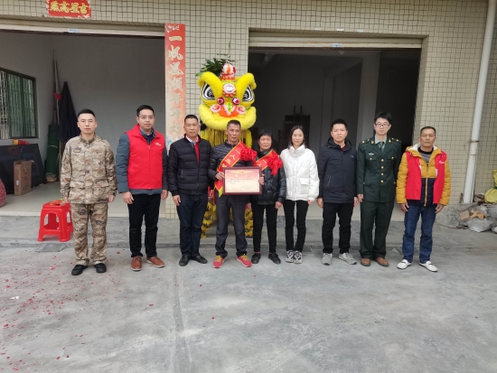 已處理1674092129216市退役軍人事務(wù)局副局長溫寶謙一行到龍都村現(xiàn)役軍人王耀成家中送立功喜報，并提前向王耀成家屬送上新春祝福，鼓勵軍人努力拼搏、再立新功。.jpg