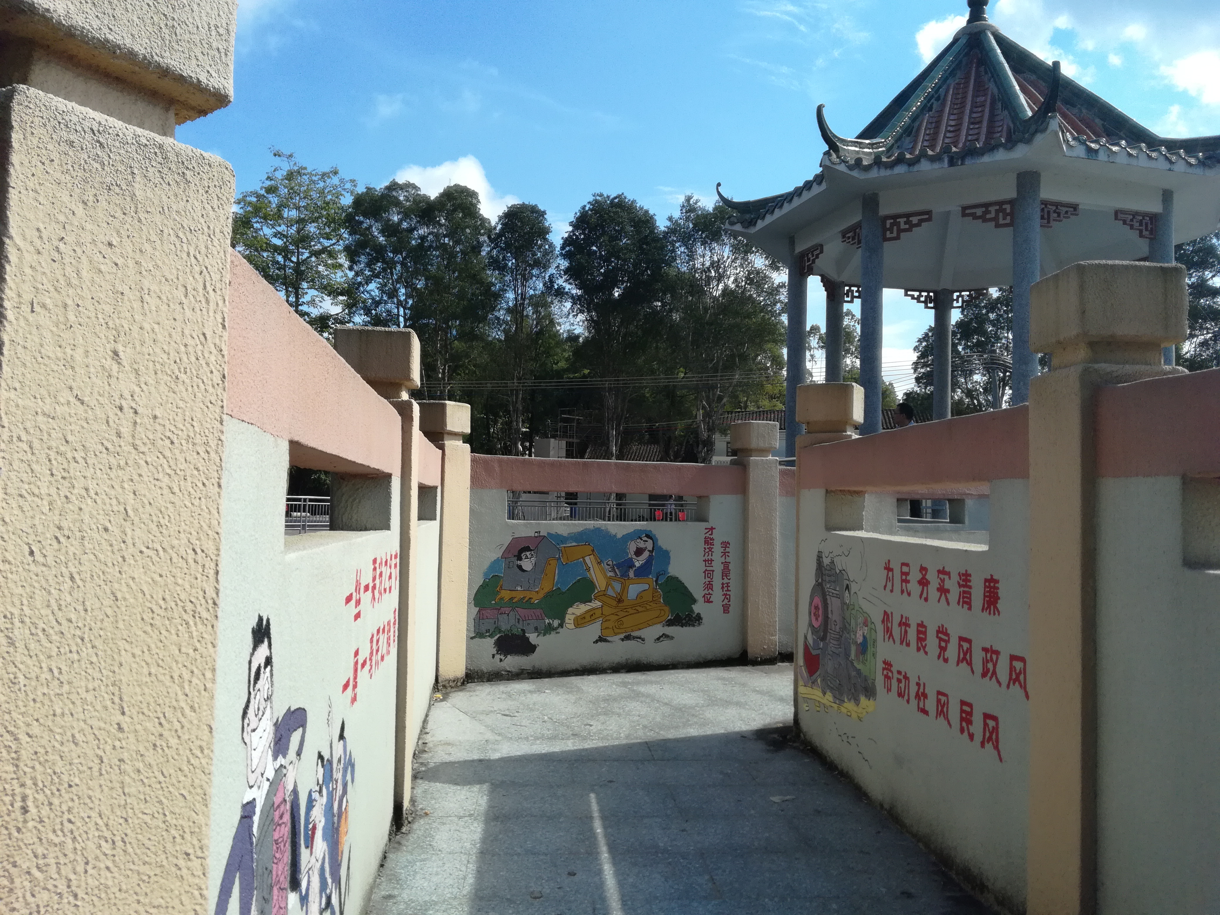 17 法治村創(chuàng)建示范點(diǎn)：共和鎮(zhèn)來蘇村法治漫畫長廊2.jpg